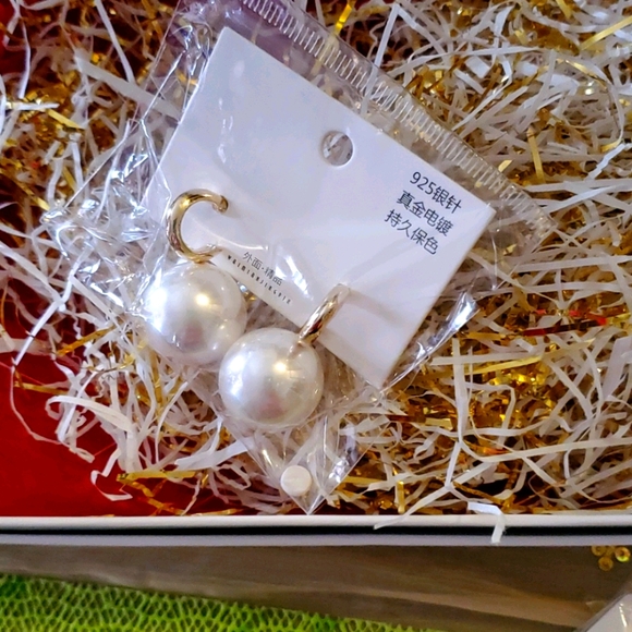 Earring - Picture 1 of 2